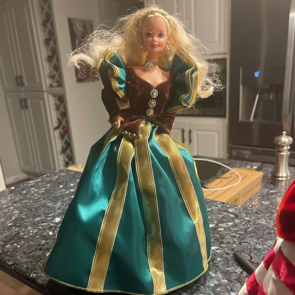 Barbies-Peppermint and Evergreen princess Barbies Dolls winter Collection 1994